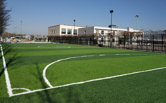 人造草坪基本拼接完畢后，按照預先放線足球場定位的各點線位置